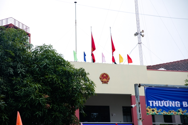 Các tòa nhà, đường phố ở TP.HCM treo cờ rủ tưởng niệm Tổng Bí thư Nguyễn Phú Trọng- Ảnh 11. Các tòa nhà, đường phố ở TP.HCM treo cờ rủ tưởng niệm Tổng Bí thư Nguyễn Phú Trọng- Ảnh 11.