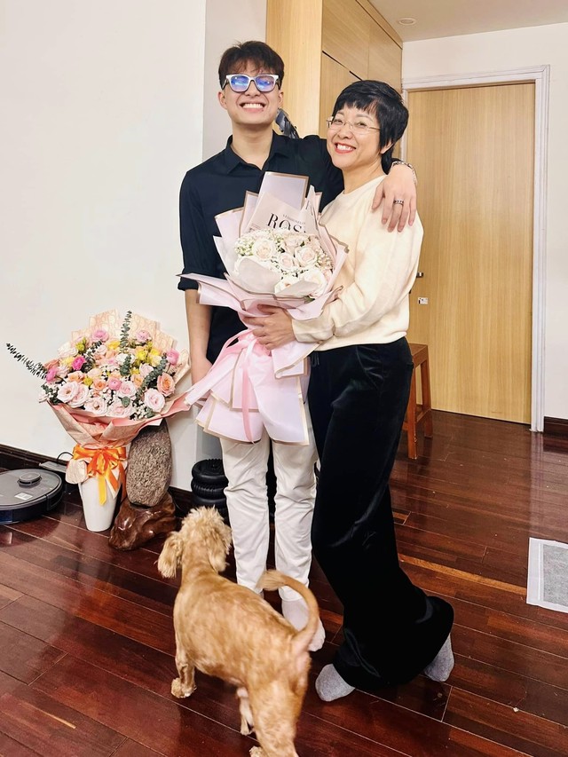 Con trai NS Công Lý gây chú ý với ngoại hình khác lạ trên sóng truyền hình- Ảnh 3. Con trai NS Công Lý gây chú ý với ngoại hình khác lạ trên sóng truyền hình- Ảnh 3.