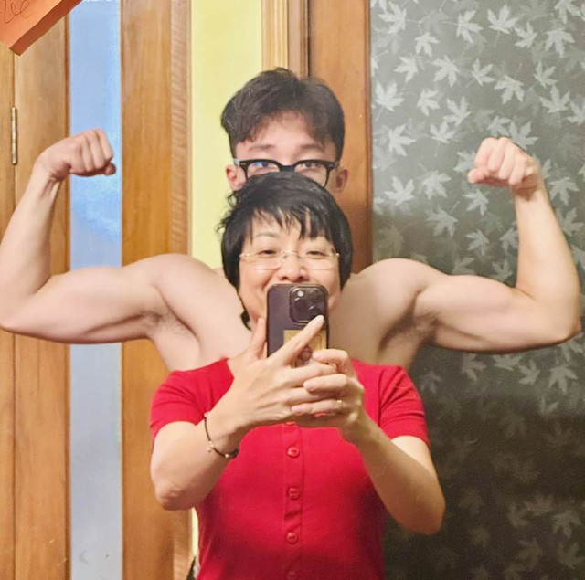 Con trai NS Công Lý gây chú ý với ngoại hình khác lạ trên sóng truyền hình- Ảnh 4. Con trai NS Công Lý gây chú ý với ngoại hình khác lạ trên sóng truyền hình- Ảnh 4.