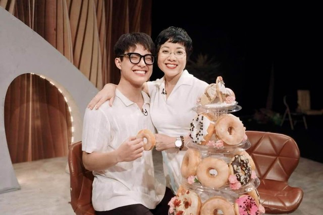 Con trai NS Công Lý gây chú ý với ngoại hình khác lạ trên sóng truyền hình- Ảnh 1. Con trai NS Công Lý gây chú ý với ngoại hình khác lạ trên sóng truyền hình- Ảnh 1.