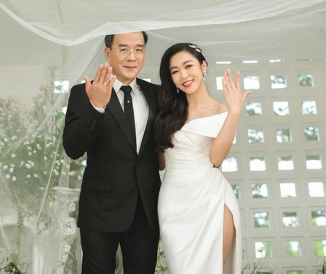 Hôn nhân ồn ào của ca sĩ Việt: Làm đám cưới sau 2 tháng quen, ly hôn trong âm thầm- Ảnh 9. Hôn nhân ồn ào của ca sĩ Việt: Làm đám cưới sau 2 tháng quen, ly hôn trong âm thầm- Ảnh 9.