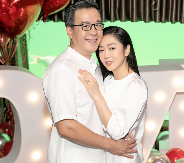Hôn nhân ồn ào của ca sĩ Việt: Làm đám cưới sau 2 tháng quen, ly hôn trong âm thầm- Ảnh 2. Hôn nhân ồn ào của ca sĩ Việt: Làm đám cưới sau 2 tháng quen, ly hôn trong âm thầm- Ảnh 2.