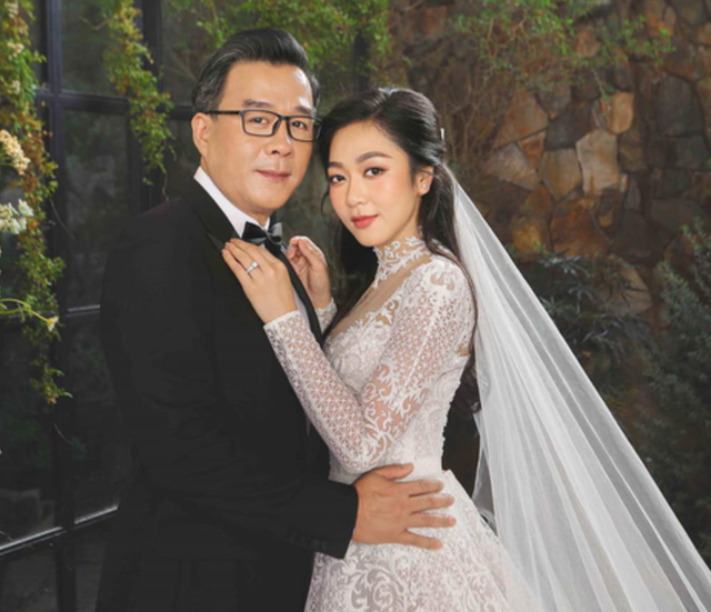 Hôn nhân ồn ào của ca sĩ Việt: Làm đám cưới sau 2 tháng quen, ly hôn trong âm thầm- Ảnh 4. Hôn nhân ồn ào của ca sĩ Việt: Làm đám cưới sau 2 tháng quen, ly hôn trong âm thầm- Ảnh 4.