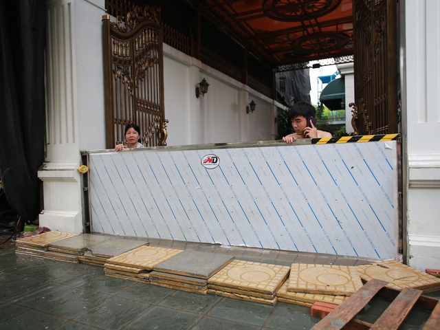 Trời hửng nắng, nhiều tuyến đường ở Hà Nội vẫn ngập sâu, người dân dùng tấm chắn để ngăn nước tràn vào nhà- Ảnh 14. Trời hửng nắng, nhiều tuyến đường ở Hà Nội vẫn ngập sâu, người dân dùng tấm chắn để ngăn nước tràn vào nhà- Ảnh 14.