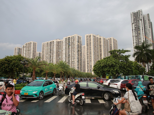 Trời hửng nắng, nhiều tuyến đường ở Hà Nội vẫn ngập sâu, người dân dùng tấm chắn để ngăn nước tràn vào nhà- Ảnh 20. Trời hửng nắng, nhiều tuyến đường ở Hà Nội vẫn ngập sâu, người dân dùng tấm chắn để ngăn nước tràn vào nhà- Ảnh 20.