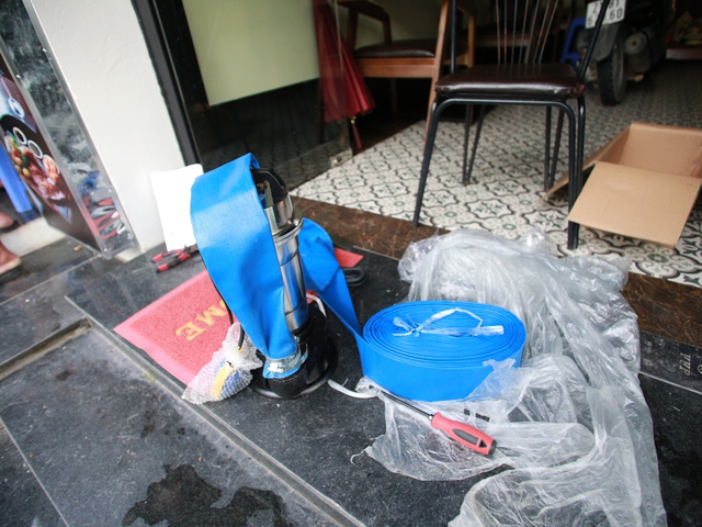 Hà Nội: Kiếm tiền triệu nhờ dịch vụ đặc biệt trong mùa nước lụt- Ảnh 4. Hà Nội: Kiếm tiền triệu nhờ dịch vụ đặc biệt trong mùa nước lụt- Ảnh 4.