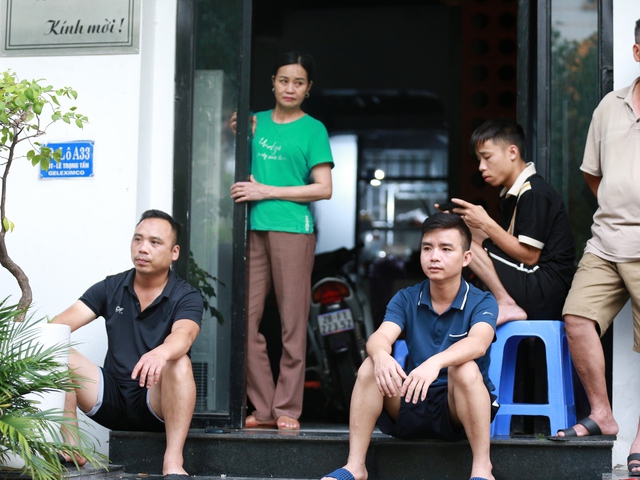 Trời hửng nắng, nhiều tuyến đường ở Hà Nội vẫn ngập sâu, người dân dùng tấm chắn để ngăn nước tràn vào nhà- Ảnh 10. Trời hửng nắng, nhiều tuyến đường ở Hà Nội vẫn ngập sâu, người dân dùng tấm chắn để ngăn nước tràn vào nhà- Ảnh 10.
