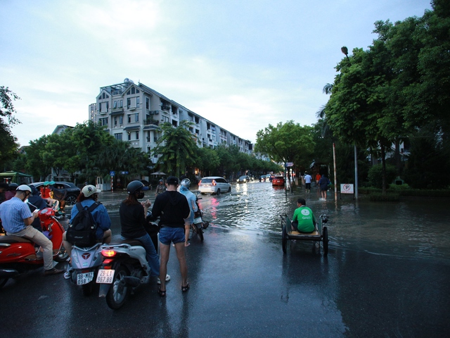 Trời hửng nắng, nhiều tuyến đường ở Hà Nội vẫn ngập sâu, người dân dùng tấm chắn để ngăn nước tràn vào nhà- Ảnh 25. Trời hửng nắng, nhiều tuyến đường ở Hà Nội vẫn ngập sâu, người dân dùng tấm chắn để ngăn nước tràn vào nhà- Ảnh 25.