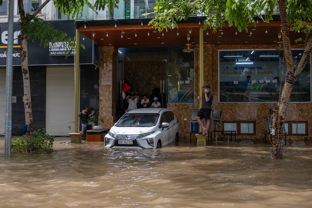 Toàn cảnh Hà Nội ngập kinh hoàng sau trận mưa lớn: Nhiều tuyến phố thành sông, người dân mang thuyền phao ra chèo, xe chết máy la liệt- Ảnh 20. Toàn cảnh Hà Nội ngập kinh hoàng sau trận mưa lớn: Nhiều tuyến phố thành sông, người dân mang thuyền phao ra chèo, xe chết máy la liệt- Ảnh 20.