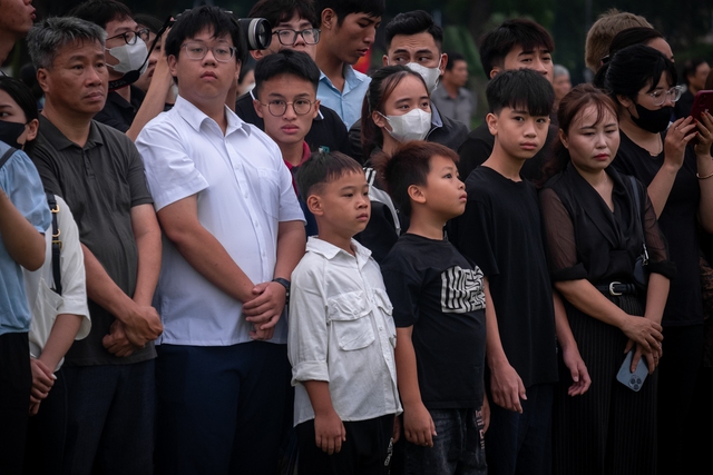Người dân đứng trang nghiêm, xúc động chứng kiến Lễ thượng cờ rủ Quốc tang Tổng Bí thư Nguyễn Phú Trọng- Ảnh 14. Người dân đứng trang nghiêm, xúc động chứng kiến Lễ thượng cờ rủ Quốc tang Tổng Bí thư Nguyễn Phú Trọng- Ảnh 14.