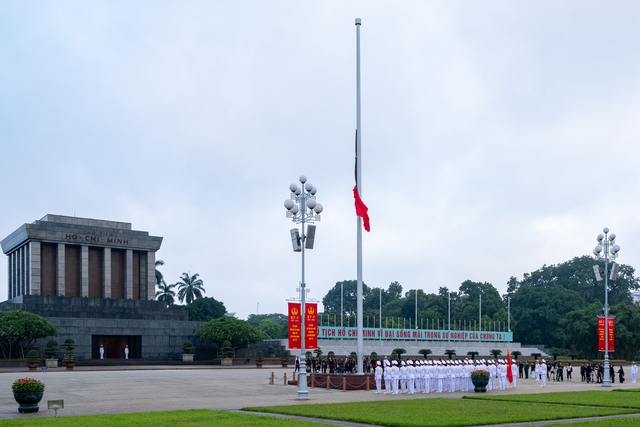 Người dân đứng trang nghiêm, xúc động chứng kiến Lễ thượng cờ rủ Quốc tang Tổng Bí thư Nguyễn Phú Trọng- Ảnh 7. Người dân đứng trang nghiêm, xúc động chứng kiến Lễ thượng cờ rủ Quốc tang Tổng Bí thư Nguyễn Phú Trọng- Ảnh 7.