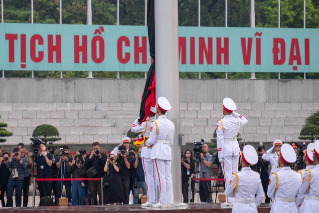 Người dân đứng trang nghiêm, xúc động chứng kiến Lễ thượng cờ rủ Quốc tang Tổng Bí thư Nguyễn Phú Trọng- Ảnh 4. Người dân đứng trang nghiêm, xúc động chứng kiến Lễ thượng cờ rủ Quốc tang Tổng Bí thư Nguyễn Phú Trọng- Ảnh 4.