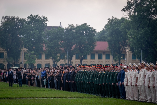 Người dân đứng trang nghiêm, xúc động chứng kiến Lễ thượng cờ rủ Quốc tang Tổng Bí thư Nguyễn Phú Trọng- Ảnh 8. Người dân đứng trang nghiêm, xúc động chứng kiến Lễ thượng cờ rủ Quốc tang Tổng Bí thư Nguyễn Phú Trọng- Ảnh 8.