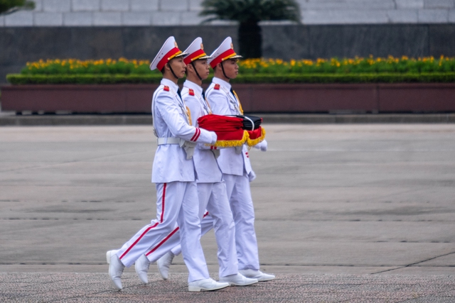 Người dân đứng trang nghiêm, xúc động chứng kiến Lễ thượng cờ rủ Quốc tang Tổng Bí thư Nguyễn Phú Trọng- Ảnh 3. Người dân đứng trang nghiêm, xúc động chứng kiến Lễ thượng cờ rủ Quốc tang Tổng Bí thư Nguyễn Phú Trọng- Ảnh 3.