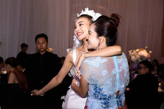 Ngoài Hà Tăng và Hà Hồ, Thanh Hằng còn có tình bạn 20 năm với nữ đại gia này - Ảnh 9. Ngoài Hà Tăng và Hà Hồ, Thanh Hằng còn có tình bạn 20 năm với nữ đại gia này - Ảnh 9.
