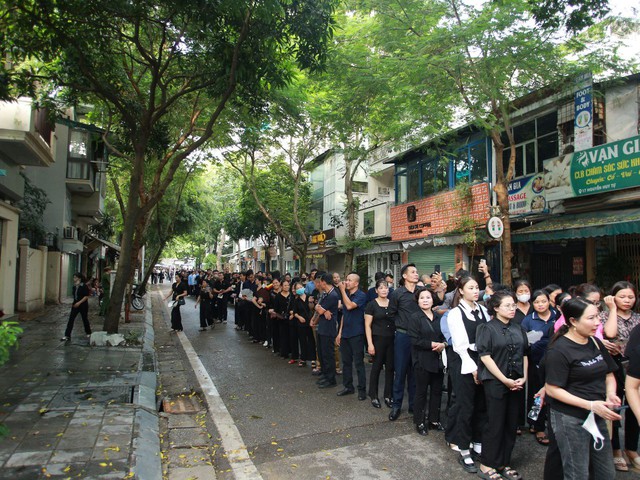 Ấm lòng: Những chai nước, ổ bánh mì của người dân Hà Nội dành tặng dòng người xếp hàng chờ viếng Tổng Bí thư Nguyễn Phú Trọng- Ảnh 1. Ấm lòng: Những chai nước, ổ bánh mì của người dân Hà Nội dành tặng dòng người xếp hàng chờ viếng Tổng Bí thư Nguyễn Phú Trọng- Ảnh 1.