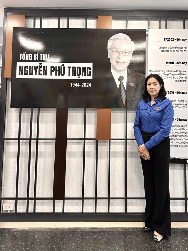 Nhiều nghệ sĩ Việt đến viếng và gửi lời thành kính tiếc thương Tổng bí thư Nguyễn Phú Trọng- Ảnh 8. Nhiều nghệ sĩ Việt đến viếng và gửi lời thành kính tiếc thương Tổng bí thư Nguyễn Phú Trọng- Ảnh 8.