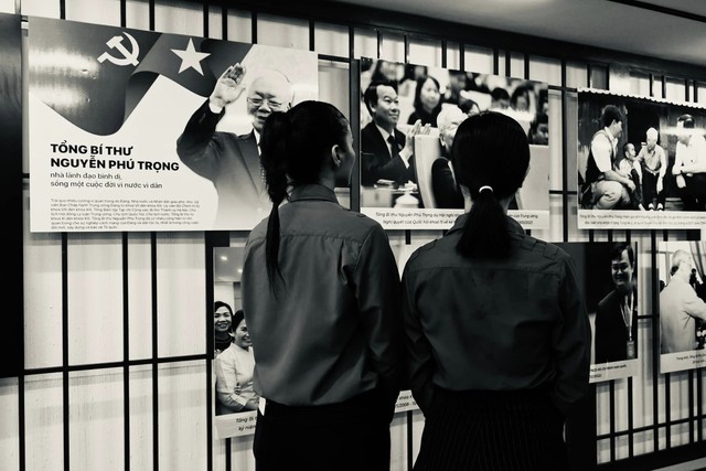 Nhiều nghệ sĩ Việt đến viếng và gửi lời thành kính tiếc thương Tổng bí thư Nguyễn Phú Trọng- Ảnh 7. Nhiều nghệ sĩ Việt đến viếng và gửi lời thành kính tiếc thương Tổng bí thư Nguyễn Phú Trọng- Ảnh 7.