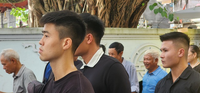 Tiền vệ Quang Hải, vợ chồng Duy Mạnh và Quỳnh Anh về quê nhà Đông Anh viếng Tổng Bí thư Nguyễn Phú Trọng- Ảnh 3. Tiền vệ Quang Hải, vợ chồng Duy Mạnh và Quỳnh Anh về quê nhà Đông Anh viếng Tổng Bí thư Nguyễn Phú Trọng- Ảnh 3.