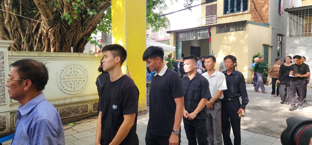 Tiền vệ Quang Hải, vợ chồng Duy Mạnh và Quỳnh Anh về quê nhà Đông Anh viếng Tổng Bí thư Nguyễn Phú Trọng- Ảnh 1. Tiền vệ Quang Hải, vợ chồng Duy Mạnh và Quỳnh Anh về quê nhà Đông Anh viếng Tổng Bí thư Nguyễn Phú Trọng- Ảnh 1.
