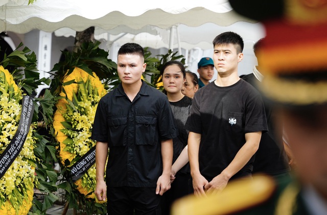 Tiền vệ Quang Hải, vợ chồng Duy Mạnh và Quỳnh Anh về quê nhà Đông Anh viếng Tổng Bí thư Nguyễn Phú Trọng- Ảnh 4. Tiền vệ Quang Hải, vợ chồng Duy Mạnh và Quỳnh Anh về quê nhà Đông Anh viếng Tổng Bí thư Nguyễn Phú Trọng- Ảnh 4.