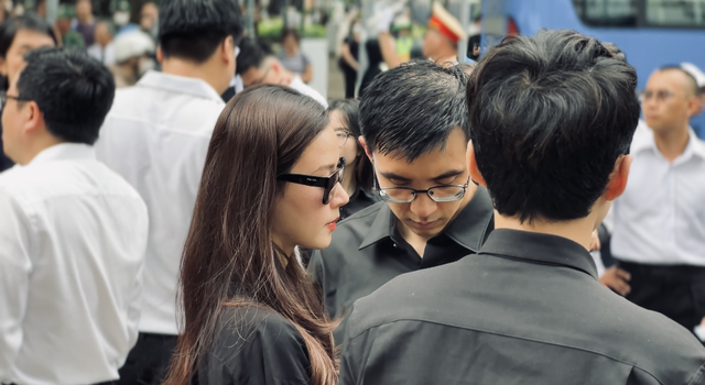 Nhiều nghệ sĩ Việt đến viếng và gửi lời thành kính tiếc thương Tổng bí thư Nguyễn Phú Trọng- Ảnh 2. Nhiều nghệ sĩ Việt đến viếng và gửi lời thành kính tiếc thương Tổng bí thư Nguyễn Phú Trọng- Ảnh 2.