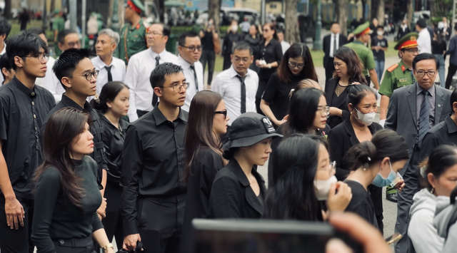 Nhiều nghệ sĩ Việt đến viếng và gửi lời thành kính tiếc thương Tổng bí thư Nguyễn Phú Trọng- Ảnh 3. Nhiều nghệ sĩ Việt đến viếng và gửi lời thành kính tiếc thương Tổng bí thư Nguyễn Phú Trọng- Ảnh 3.