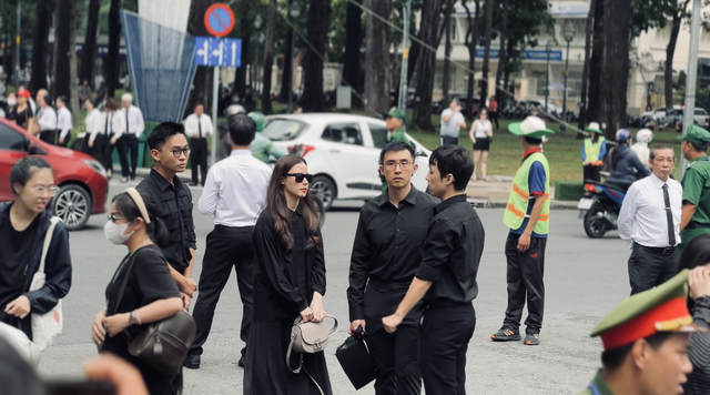 Nhiều nghệ sĩ Việt đến viếng và gửi lời thành kính tiếc thương Tổng bí thư Nguyễn Phú Trọng- Ảnh 1. Nhiều nghệ sĩ Việt đến viếng và gửi lời thành kính tiếc thương Tổng bí thư Nguyễn Phú Trọng- Ảnh 1.