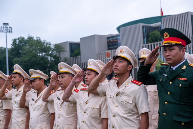 Người dân đứng trang nghiêm, xúc động chứng kiến Lễ thượng cờ rủ Quốc tang Tổng Bí thư Nguyễn Phú Trọng- Ảnh 9. Người dân đứng trang nghiêm, xúc động chứng kiến Lễ thượng cờ rủ Quốc tang Tổng Bí thư Nguyễn Phú Trọng- Ảnh 9.