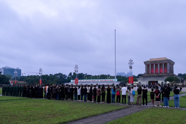 Người dân đứng trang nghiêm, xúc động chứng kiến Lễ thượng cờ rủ Quốc tang Tổng Bí thư Nguyễn Phú Trọng- Ảnh 15. Người dân đứng trang nghiêm, xúc động chứng kiến Lễ thượng cờ rủ Quốc tang Tổng Bí thư Nguyễn Phú Trọng- Ảnh 15.