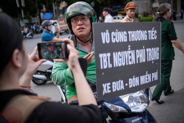 Tài xế xe ôm ở Hà Nội chở người dân miễn phí tới nơi viếng Tổng Bí thư Nguyễn Phú Trọng: "Nhiều người ở tỉnh xa không biết đường"- Ảnh 1. Tài xế xe ôm ở Hà Nội chở người dân miễn phí tới nơi viếng Tổng Bí thư Nguyễn Phú Trọng: "Nhiều người ở tỉnh xa không biết đường"- Ảnh 1.