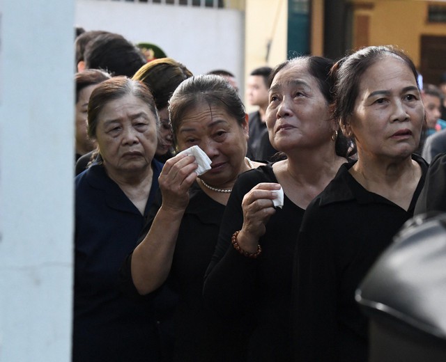 Người dân quê nhà Tổng Bí thư Nguyễn Phú Trọng rơi nước mắt suốt thời gian xếp hàng chờ viếng- Ảnh 12. Người dân quê nhà Tổng Bí thư Nguyễn Phú Trọng rơi nước mắt suốt thời gian xếp hàng chờ viếng- Ảnh 12.