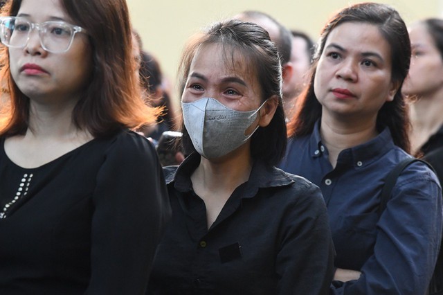 Người dân quê nhà Tổng Bí thư Nguyễn Phú Trọng rơi nước mắt suốt thời gian xếp hàng chờ viếng- Ảnh 13. Người dân quê nhà Tổng Bí thư Nguyễn Phú Trọng rơi nước mắt suốt thời gian xếp hàng chờ viếng- Ảnh 13.