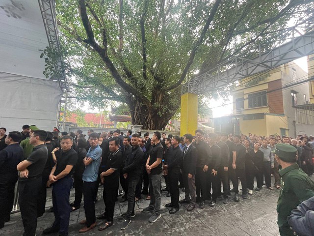 Người dân quê nhà Tổng Bí thư Nguyễn Phú Trọng rơi nước mắt suốt thời gian xếp hàng chờ viếng- Ảnh 1. Người dân quê nhà Tổng Bí thư Nguyễn Phú Trọng rơi nước mắt suốt thời gian xếp hàng chờ viếng- Ảnh 1.