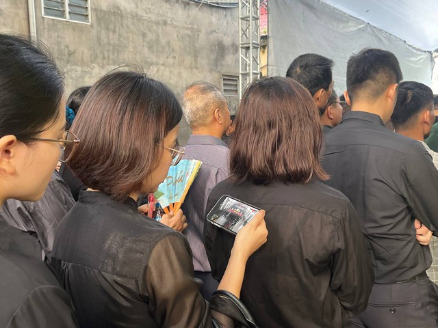 Người dân quê nhà Tổng Bí thư Nguyễn Phú Trọng rơi nước mắt suốt thời gian xếp hàng chờ viếng- Ảnh 10. Người dân quê nhà Tổng Bí thư Nguyễn Phú Trọng rơi nước mắt suốt thời gian xếp hàng chờ viếng- Ảnh 10.