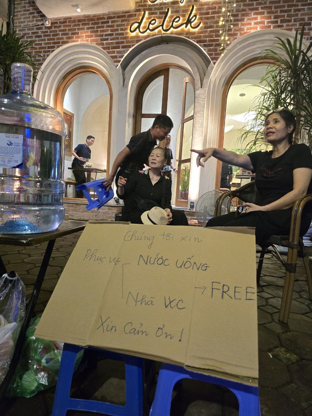 Ấm lòng: Những chai nước, ổ bánh mì của người dân Hà Nội dành tặng dòng người xếp hàng chờ viếng Tổng Bí thư Nguyễn Phú Trọng- Ảnh 7. Ấm lòng: Những chai nước, ổ bánh mì của người dân Hà Nội dành tặng dòng người xếp hàng chờ viếng Tổng Bí thư Nguyễn Phú Trọng- Ảnh 7.