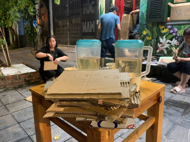 Ấm lòng: Những chai nước, ổ bánh mì của người dân Hà Nội dành tặng dòng người xếp hàng chờ viếng Tổng Bí thư Nguyễn Phú Trọng- Ảnh 13. Ấm lòng: Những chai nước, ổ bánh mì của người dân Hà Nội dành tặng dòng người xếp hàng chờ viếng Tổng Bí thư Nguyễn Phú Trọng- Ảnh 13.