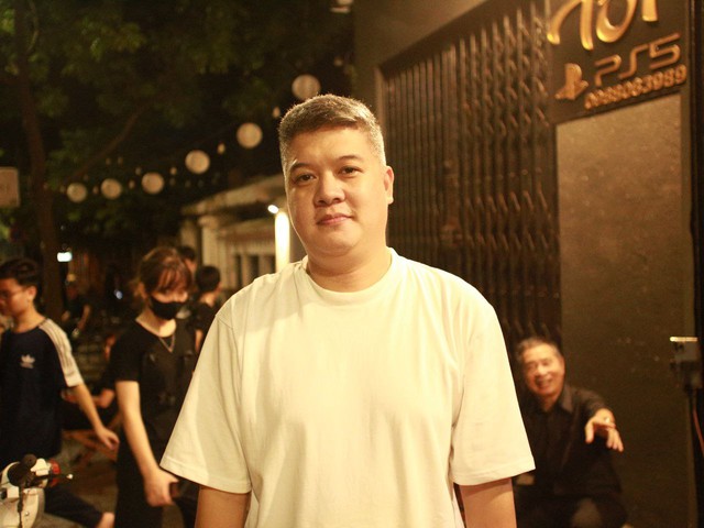 Ấm lòng: Những chai nước, ổ bánh mì của người dân Hà Nội dành tặng dòng người xếp hàng chờ viếng Tổng Bí thư Nguyễn Phú Trọng- Ảnh 14. Ấm lòng: Những chai nước, ổ bánh mì của người dân Hà Nội dành tặng dòng người xếp hàng chờ viếng Tổng Bí thư Nguyễn Phú Trọng- Ảnh 14.