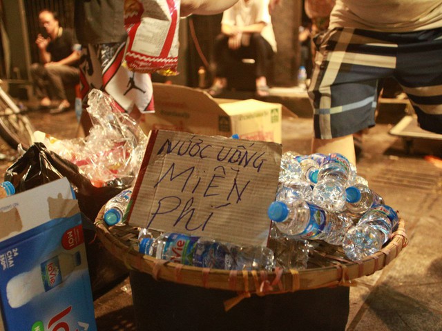 Ấm lòng: Những chai nước, ổ bánh mì của người dân Hà Nội dành tặng dòng người xếp hàng chờ viếng Tổng Bí thư Nguyễn Phú Trọng- Ảnh 8. Ấm lòng: Những chai nước, ổ bánh mì của người dân Hà Nội dành tặng dòng người xếp hàng chờ viếng Tổng Bí thư Nguyễn Phú Trọng- Ảnh 8.