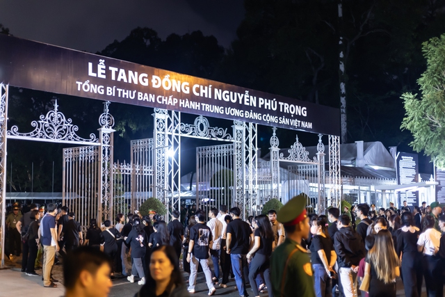 TP.HCM: Dòng người vẫn xếp hàng trong đêm muộn chờ viếng Tổng Bí thư Nguyễn Phú Trọng tại Hội trường Thống Nhất- Ảnh 6. TP.HCM: Dòng người vẫn xếp hàng trong đêm muộn chờ viếng Tổng Bí thư Nguyễn Phú Trọng tại Hội trường Thống Nhất- Ảnh 6.