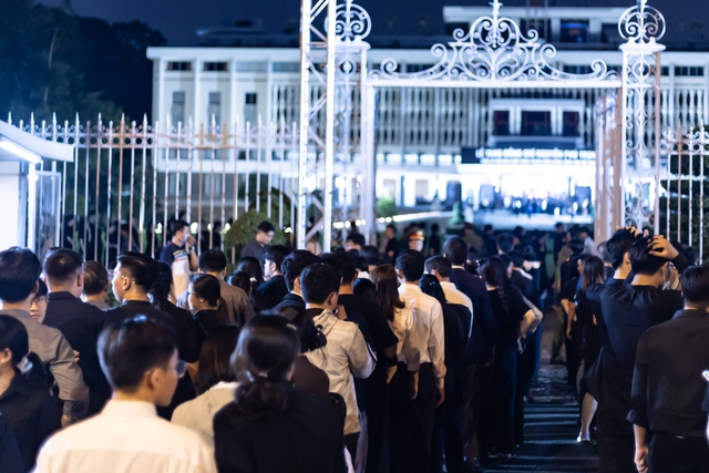 TP.HCM: Dòng người vẫn xếp hàng trong đêm muộn chờ viếng Tổng Bí thư Nguyễn Phú Trọng tại Hội trường Thống Nhất- Ảnh 1. TP.HCM: Dòng người vẫn xếp hàng trong đêm muộn chờ viếng Tổng Bí thư Nguyễn Phú Trọng tại Hội trường Thống Nhất- Ảnh 1.