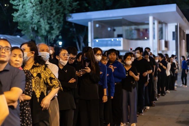 TP.HCM: Dòng người vẫn xếp hàng trong đêm muộn chờ viếng Tổng Bí thư Nguyễn Phú Trọng tại Hội trường Thống Nhất- Ảnh 7. TP.HCM: Dòng người vẫn xếp hàng trong đêm muộn chờ viếng Tổng Bí thư Nguyễn Phú Trọng tại Hội trường Thống Nhất- Ảnh 7.