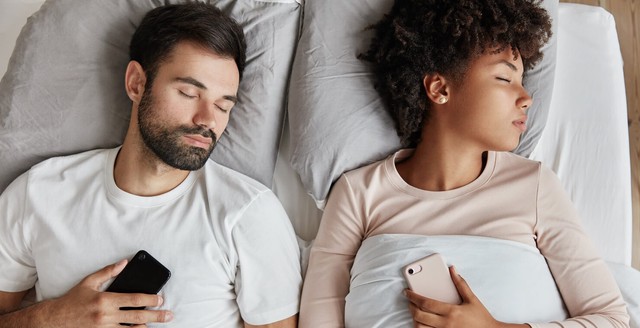 Để điện thoại sát người khi đi ngủ gây hại như thế nào?- Ảnh 1. Để điện thoại sát người khi đi ngủ gây hại như thế nào?- Ảnh 1.