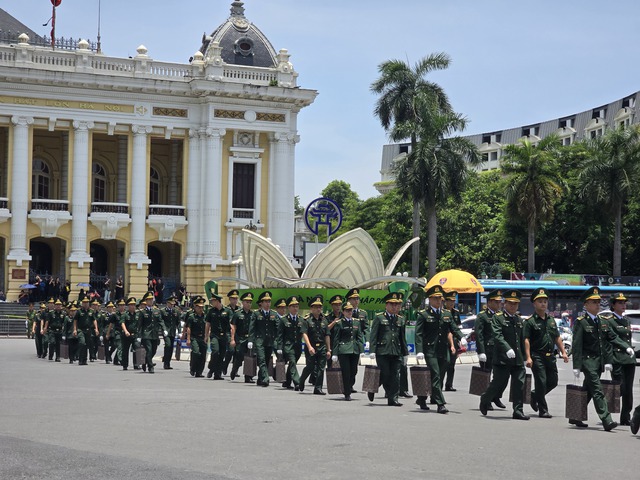 Người dân hai bên đường rơi nước mắt khi thấy đoàn xe tang chở linh cữu Tổng Bí thư Nguyễn Phú Trọng, nghẹn ngào: "Vĩnh biệt bác"- Ảnh 14.