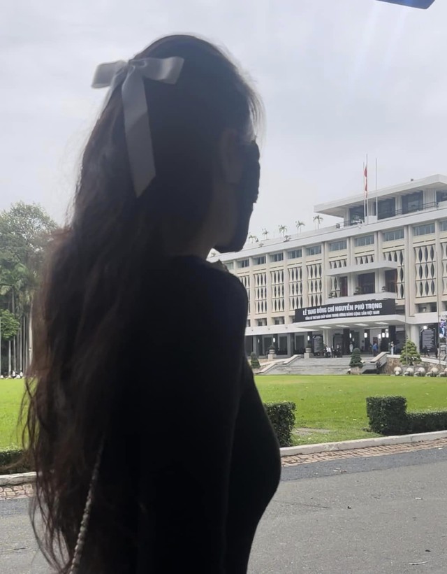 Nhiều nghệ sĩ lặng lẽ trong dòng người đến viếng, bày tỏ tiếc thương trước giờ phút tiễn biệt Tổng Bí thư Nguyễn Phú Trọng- Ảnh 7. Nhiều nghệ sĩ lặng lẽ trong dòng người đến viếng, bày tỏ tiếc thương trước giờ phút tiễn biệt Tổng Bí thư Nguyễn Phú Trọng- Ảnh 7.