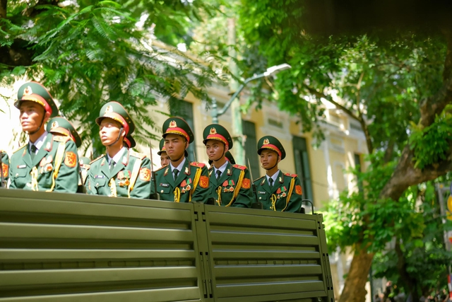 Xúc động khoảnh khắc đoàn xe tang đưa linh cữu Tổng Bí thư Nguyễn Phú Trọng di chuyển qua các tuyến phố Hà Nội- Ảnh 7. Xúc động khoảnh khắc đoàn xe tang đưa linh cữu Tổng Bí thư Nguyễn Phú Trọng di chuyển qua các tuyến phố Hà Nội- Ảnh 7.