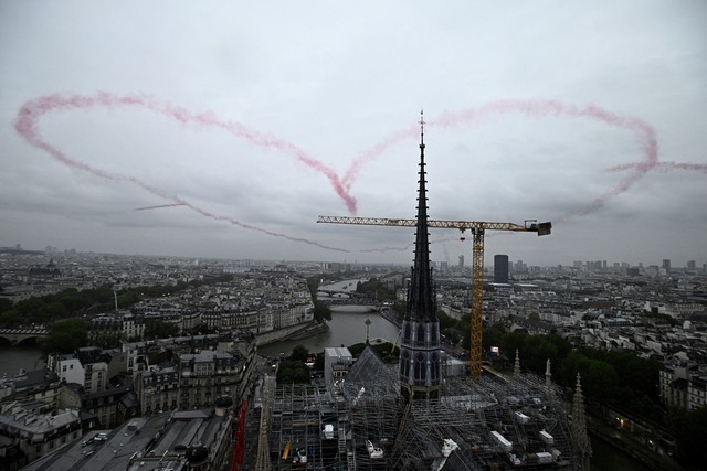 Lễ khai mạc Olympic 2024: Khoảnh khắc tình yêu tràn ngập bầu trời Paris, màn trình diễn nghệ thuật dưới mưa ấn tượng và những điều đầu tiên của lịch sử!- Ảnh 5. Lễ khai mạc Olympic 2024: Khoảnh khắc tình yêu tràn ngập bầu trời Paris, màn trình diễn nghệ thuật dưới mưa ấn tượng và những điều đầu tiên của lịch sử!- Ảnh 5.