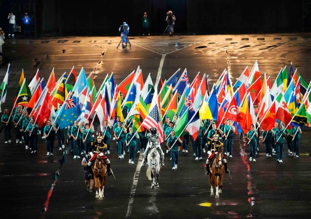Lễ khai mạc Olympic 2024: Khoảnh khắc tình yêu tràn ngập bầu trời Paris, màn trình diễn nghệ thuật dưới mưa ấn tượng và những điều đầu tiên của lịch sử!- Ảnh 10. Lễ khai mạc Olympic 2024: Khoảnh khắc tình yêu tràn ngập bầu trời Paris, màn trình diễn nghệ thuật dưới mưa ấn tượng và những điều đầu tiên của lịch sử!- Ảnh 10.
