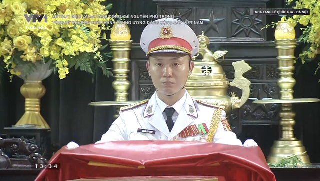 Hình ảnh chạm vào vạn trái tim: Chiến sĩ tiêu binh tay gấp cờ Tổ Quốc, mắt ngấn lệ- Ảnh 1. Hình ảnh chạm vào vạn trái tim: Chiến sĩ tiêu binh tay gấp cờ Tổ Quốc, mắt ngấn lệ- Ảnh 1.