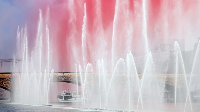 Lễ khai mạc Olympic 2024: Khoảnh khắc tình yêu tràn ngập bầu trời Paris, màn trình diễn nghệ thuật dưới mưa ấn tượng và những điều đầu tiên của lịch sử!- Ảnh 7. Lễ khai mạc Olympic 2024: Khoảnh khắc tình yêu tràn ngập bầu trời Paris, màn trình diễn nghệ thuật dưới mưa ấn tượng và những điều đầu tiên của lịch sử!- Ảnh 7.